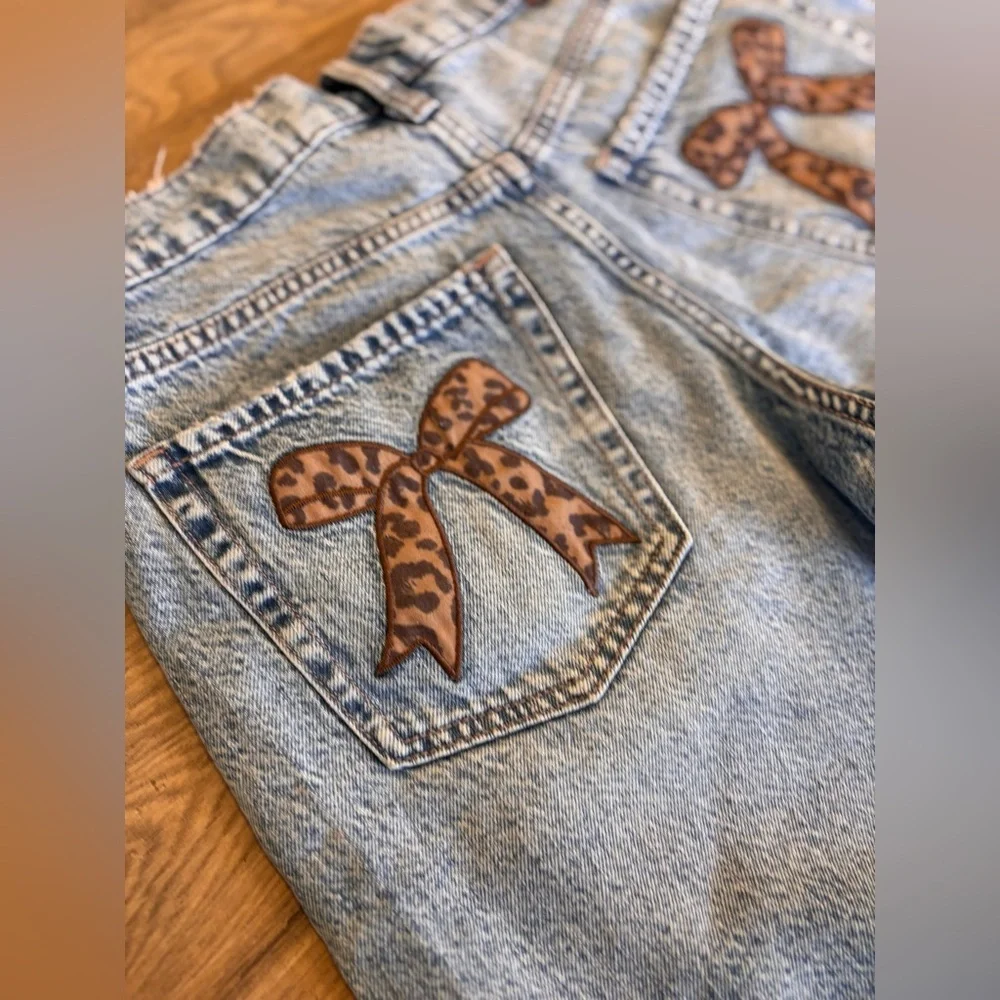 Aeropostale Low Rise Denim Bermuda Shorts Light Wash Leopard Bow Pockets Baggy